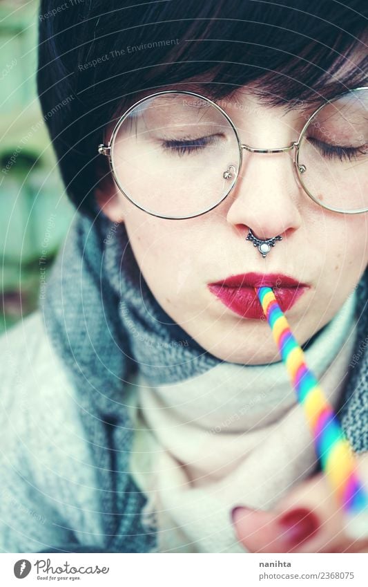 Junge Frau trinkt mit einem Regenbogenstrohhalm. Getränk trinken Lifestyle Stil Design Haut Gesicht Feste & Feiern Geburtstag Mensch feminin Jugendliche