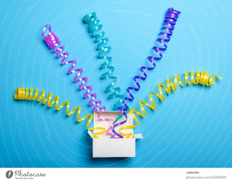 Mehrfarbige Papier-Serpentine Freude Feste & Feiern Geburtstag Container hell blau gelb rosa weiß Überraschung Farbe Kreativität bstrahieren Jahrestag