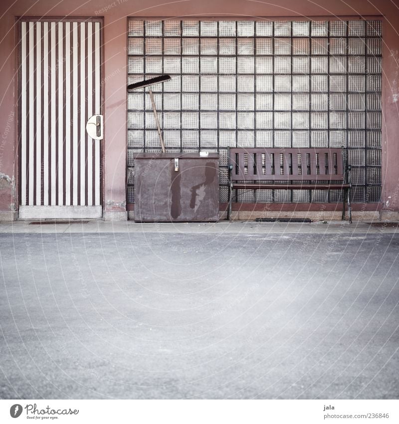 sitzplatz Bauwerk Gebäude Architektur Fenster Tür Glasbaustein trist Bank Besen Truhe Farbfoto Außenaufnahme Menschenleer Textfreiraum unten Tag Asphalt Eingang