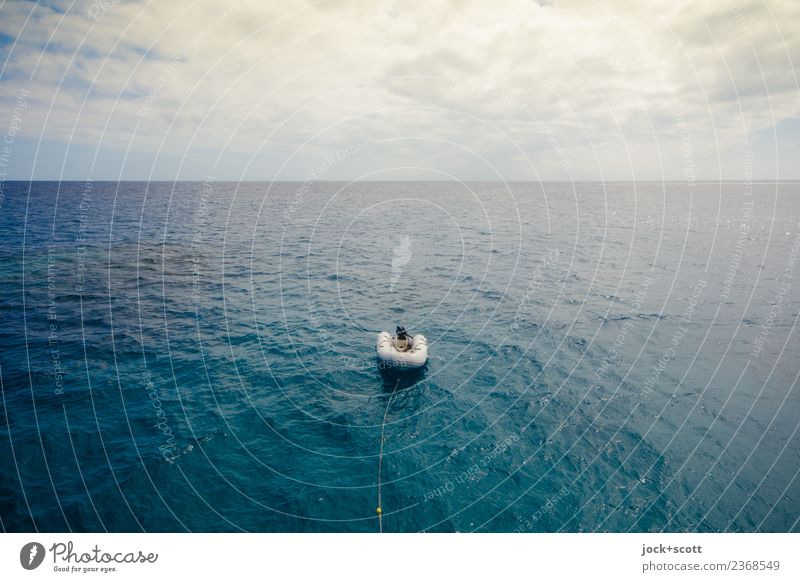 Endlos mit Beiboot Ferne Expedition Himmel Wolken Wärme Pazifik Great Barrier Reef Schifffahrt Schlauchboot Stimmung ruhig Freiheit Klima Symmetrie Horizont