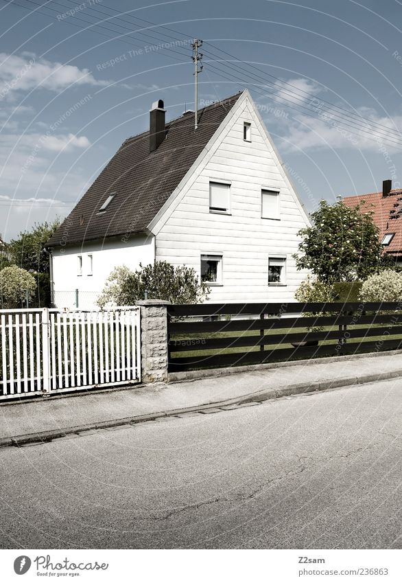 durchschnitt Haus Garten Himmel Wolken Baum Sträucher Verkehrswege ästhetisch einfach Freundlichkeit retro Sauberkeit trist Nostalgie Ordnung Perspektive ruhig