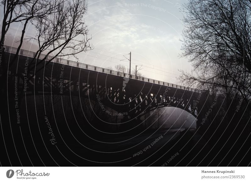 Aus dem Nichts Landschaft Himmel Wolken Sonnenaufgang Sonnenuntergang Nebel Menschenleer Brücke Architektur Straße Eisenbahn Gleise Metall beobachten Denken