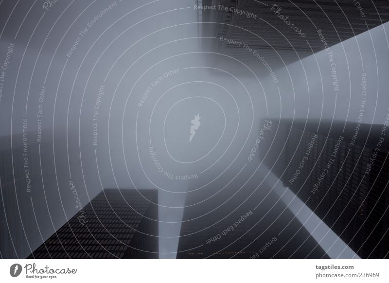 WELTUNTERGANG Wolken Nebel Hochhaus Fluchtpunkt Toronto hoch groß Apokalypse Zerstörung bedrohlich Angst Platzangst Himmel dunkel Endzeitstimmung Kanada Dunst