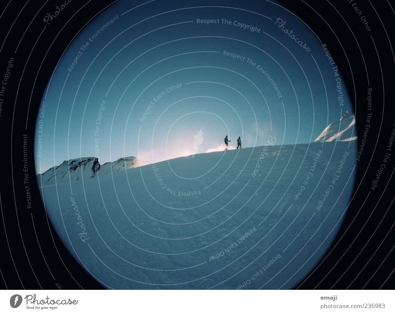 zweisam einsam. Mensch 2 Umwelt Natur Himmel Wolkenloser Himmel Winter Wind Eis Frost Schnee Alpen Berge u. Gebirge kalt blau Skifahren Farbfoto Außenaufnahme