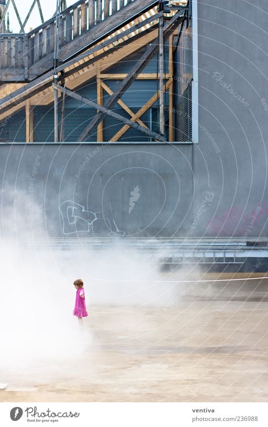 Little Miss Pink Stadtzentrum Hochhaus Gebäude Architektur Mauer Wand Treppe Terrasse Kleid klein grau rosa Neugier Farbfoto Außenaufnahme Textfreiraum Mitte