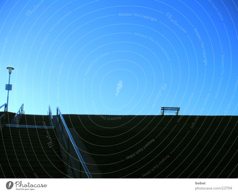 Platz an der Sonne kalt Eis Wind Ferne Sehnsucht Deich Hügel aufwärts Freizeit & Hobby Schönes Wetter Klarheit Himmel Treppe Bank sitzen Berge u. Gebirge blau