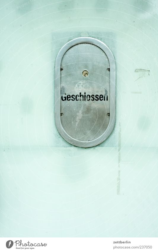 Geschlossen Glas Metall Zeichen Schriftzeichen Luke Abfertigungsschalter Fenster Beamte geschlossen Geschäftszeiten Farbfoto Gedeckte Farben Außenaufnahme