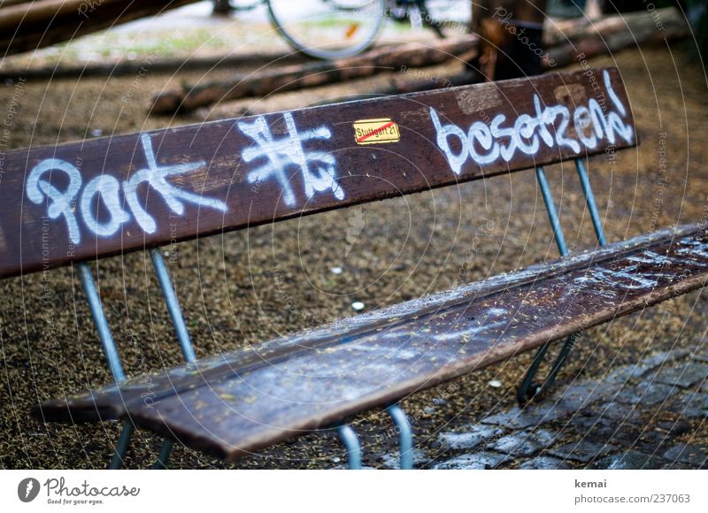 Park besetzen Natur Sommer Stadtzentrum Bank Parkbank Stuttgart Zeichen Schriftzeichen Schilder & Markierungen Hinweisschild Warnschild Graffiti Stuttgart 21