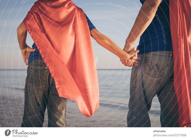 Vater und Sohn spielen tagsüber Superhelden am Strand. Lifestyle Freude Glück Leben Erholung Freizeit & Hobby Spielen Ferien & Urlaub & Reisen Abenteuer