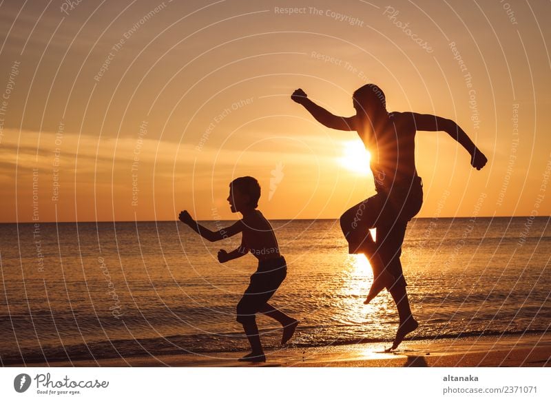 Vater und Sohn spielen am Strand bei Sonnenuntergang. Lifestyle Freude Glück Freizeit & Hobby Ferien & Urlaub & Reisen Ausflug Abenteuer Freiheit Camping Sommer