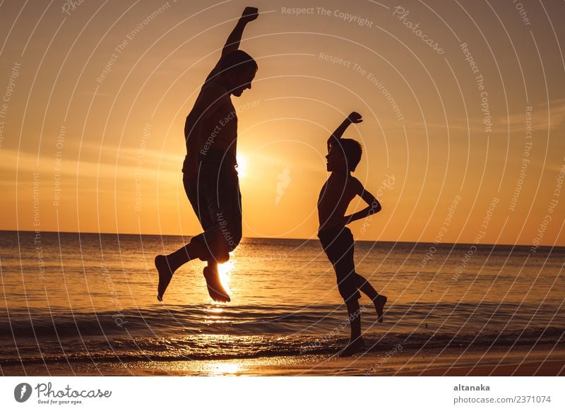 Vater und Sohn spielen am Strand bei Sonnenuntergang. Lifestyle Freude Glück Freizeit & Hobby Ferien & Urlaub & Reisen Ausflug Abenteuer Freiheit Camping Sommer