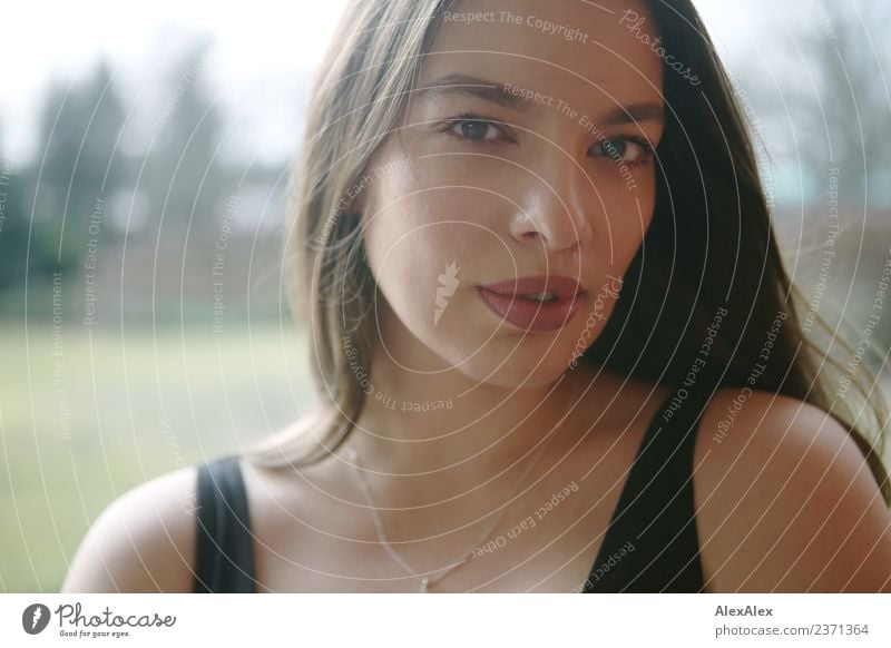 Nahes Portrait einer schönen, jungen Frau mit langen, brünetten Haaren Lifestyle Freude Gesicht harmonisch Sinnesorgane Garten Junge Frau Jugendliche