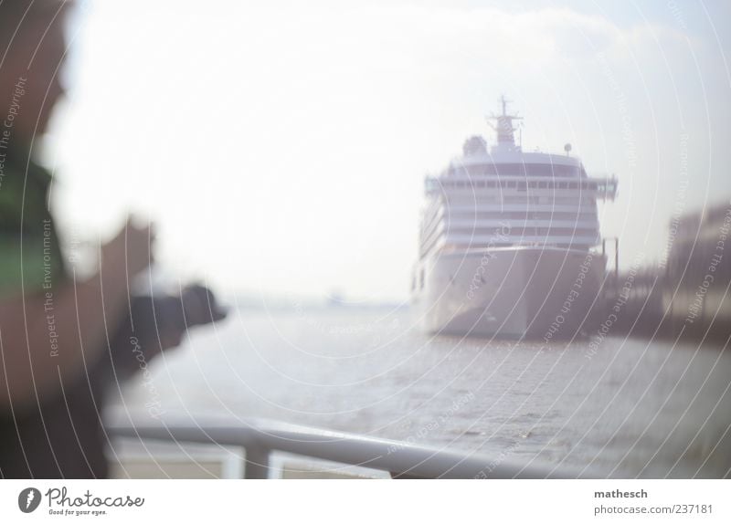 Hafenromantik Fotokamera Mensch maskulin Mann Erwachsene 1 Wasser Himmel Schifffahrt Kreuzfahrt Kreuzfahrtschiff blau weiß Fotografieren Reling Kanal