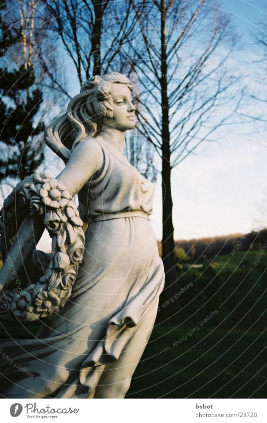 Stoned I Statue Frau stagnierend Sonnenaufgang Kleid Beton Kunst Bildhauerei Himmel blau Stein versteinert whoiscocoon