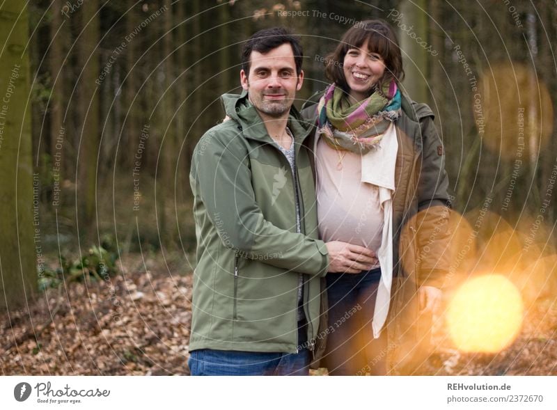 Junges Pärchen schwanger in Wald Mensch maskulin feminin Frau Erwachsene Mann Paar Partner 2 30-45 Jahre Umwelt Natur Landschaft Herbst Lächeln authentisch