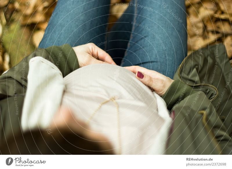 Schwangere Frau sitzt im Wlad Mensch feminin Junge Frau Jugendliche Erwachsene Mutter Leben Bauch 1 18-30 Jahre Umwelt Natur Herbst Winter Wald Jeanshose Jacke