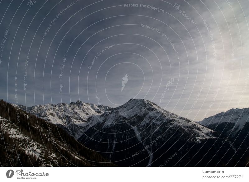 Schultern der Welt Umwelt Landschaft Himmel Wolken Horizont Schnee Wald Berge u. Gebirge Gipfel Schneebedeckte Gipfel dunkel Ferne gigantisch kalt natürlich