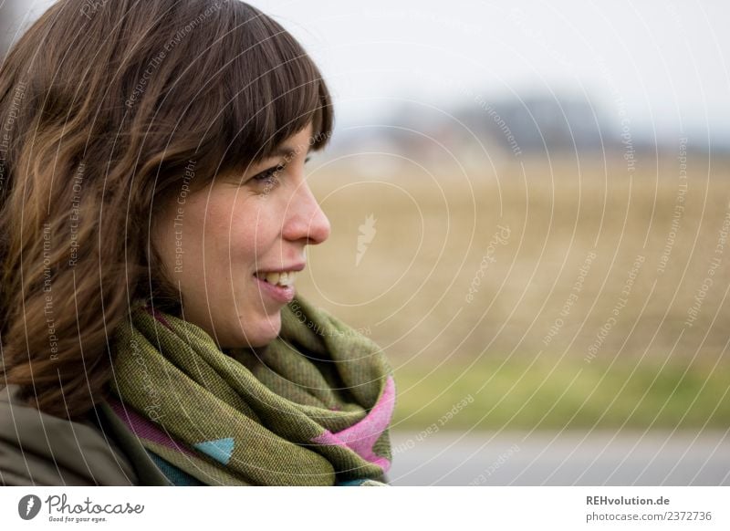 Julia | Junge Frau sieht in die Ferne Mensch feminin Jugendliche Erwachsene Kopf Haare & Frisuren Gesicht 1 18-30 Jahre Umwelt Natur Landschaft Herbst Feld