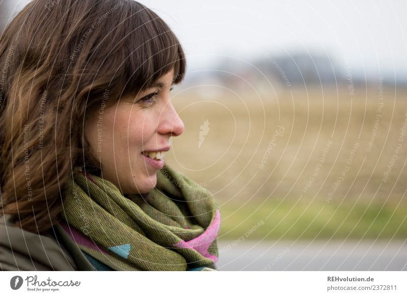 Portrait einer jungen Frau Mensch feminin Jugendliche Junge Frau Haare & Frisuren Gesicht Erwachsene Kopf 18-30 Jahre Umwelt Natur Landschaft Herbst Feld Schal