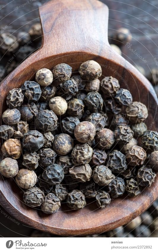 Makroaufnahme Schwarze Pfefferkörner auf einem Holzlöffel Lebensmittel Kräuter & Gewürze Schwarzer Pfeffer Bioprodukte Schalen & Schüsseln braun