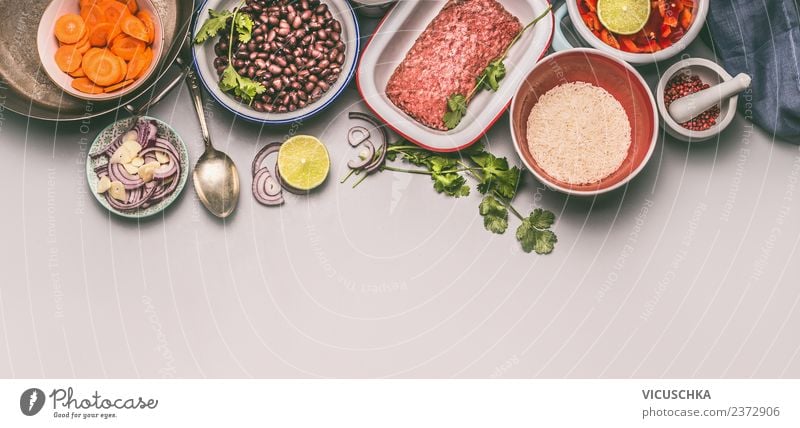 Zutaten für Reis Bohnen Eintopf mit Hackfleisch Lebensmittel Fleisch Gemüse Getreide Suppe Kräuter & Gewürze Öl Ernährung Mittagessen Abendessen Bioprodukte