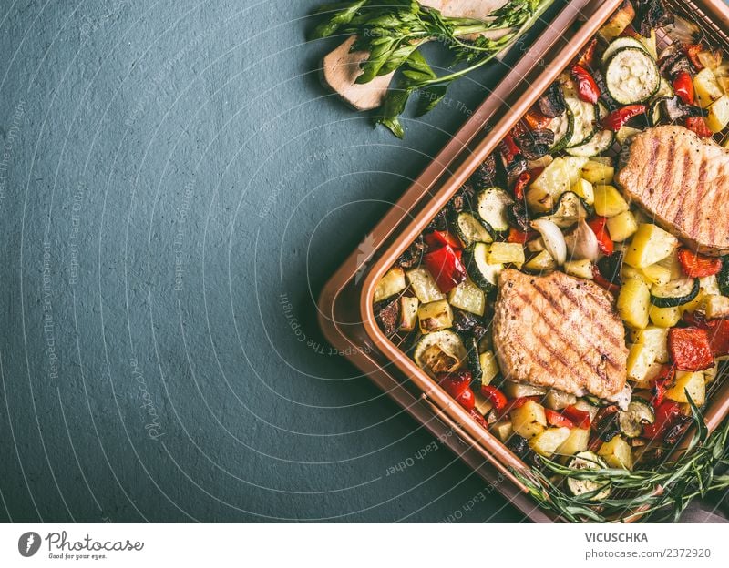 Gegrilltes Gemüse und Fleisch im Grillrost Lebensmittel Kräuter & Gewürze Ernährung Mittagessen Picknick Bioprodukte Geschirr Stil Design Hintergrundbild