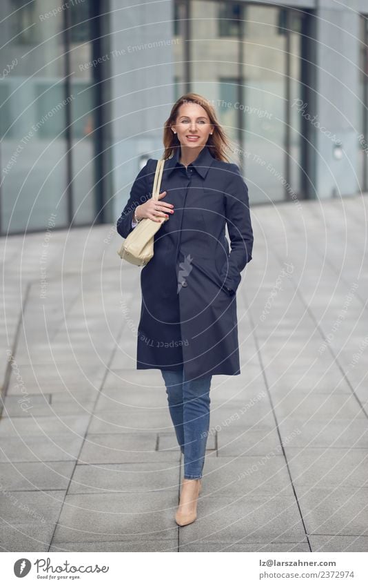 Attraktive Frau in Jeans und Mäntelchen Stil Glück schön Arbeit & Erwerbstätigkeit Büro Business Karriere Erwachsene 1 Mensch 45-60 Jahre Gebäude Mode Jeanshose