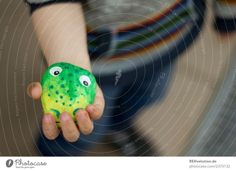 Monsterstein in der hand Lifestyle Stil Glück Mensch Hand 1 3-8 Jahre Kind Kindheit Stein festhalten Spielen außergewöhnlich natürlich Freude Idee Kreativität