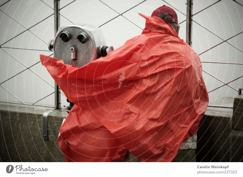 Smile. Regen Sturm Mann Tourist Fernglas rot Farbfoto Außenaufnahme Textfreiraum Mitte Rückansicht Regenjacke Baseballmütze Wind 1 Teleskop