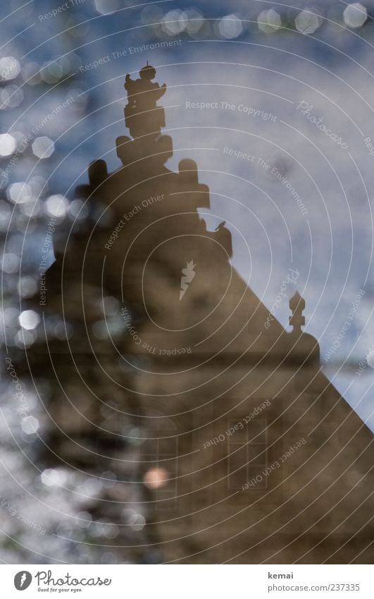 Statue und andere Details Wasser Haus Bauwerk Gebäude Mauer Wand Fenster Dach glänzend Pfütze Wasseroberfläche Farbfoto Außenaufnahme Tag Licht Kontrast