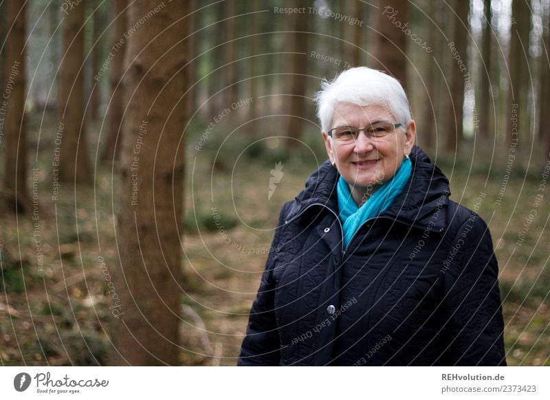 Seniorin im Herbstwald Lifestyle Mensch feminin Frau Erwachsene Weiblicher Senior Großmutter Leben 1 60 und älter Umwelt Natur Landschaft Winter Wald Mantel