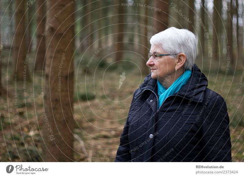 Seniorin im Herbst Oberkörper Porträt Schwache Tiefenschärfe Unschärfe Tag Textfreiraum links Außenaufnahme Gedeckte Farben Farbfoto Lebensfreude Zufriedenheit