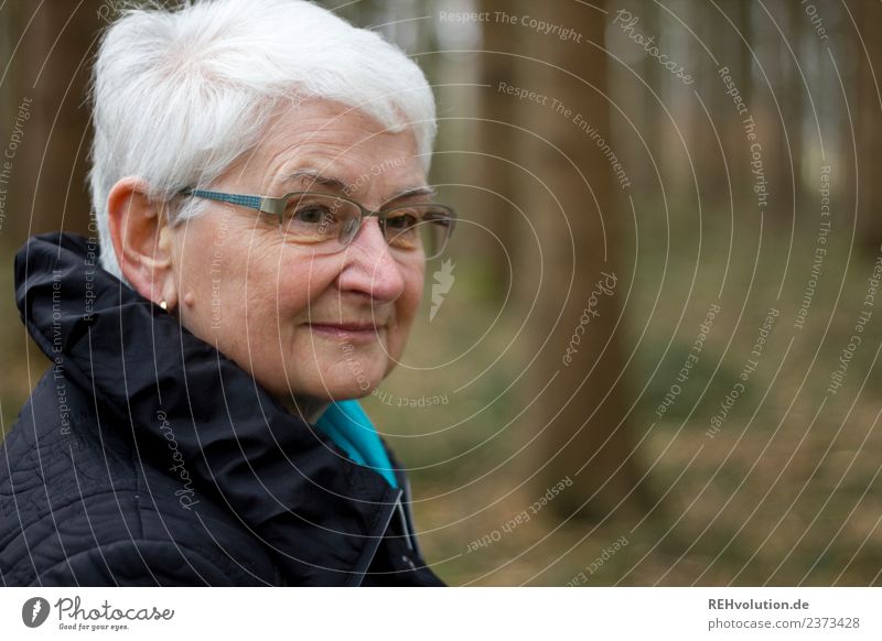 Seniorin im Wald Lifestyle Erholung ruhig Mensch feminin Frau Erwachsene Weiblicher Senior Großmutter Leben Gesicht 1 60 und älter Umwelt Natur Herbst Winter