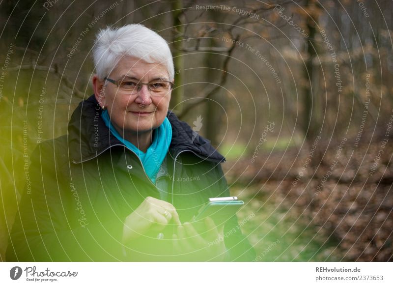 Seniorin mit Smartphone Technik & Technologie Weiblicher Senior 60 und älter Großmutter Erwachsene Frau Mensch Internet Telekommunikation Zukunft Fortschritt