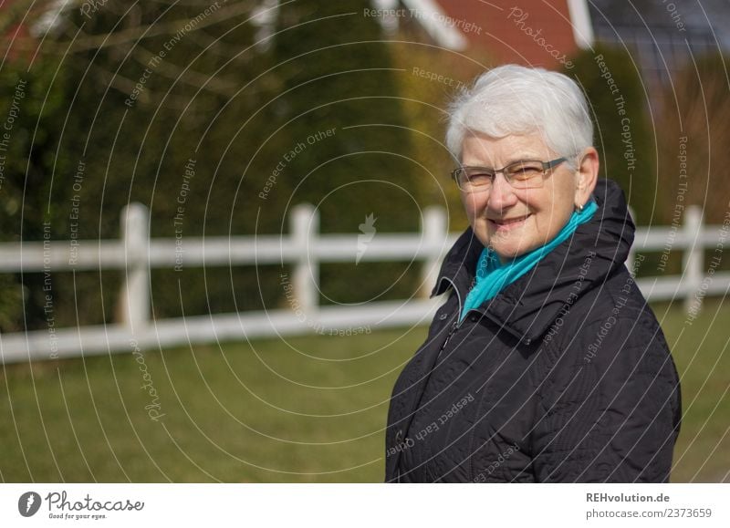 Seniorin auf einem Spaziergang Porträt natürlich Großmutter 60 und älter Weiblicher Senior Frau Mensch Brille Landschaft Oberkörper Tag authentisch weißhaarig