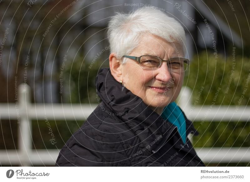 Portrait einer Seniorin Frau Weiblicher Senior Mensch Porträt natürlich Oberkörper grauhaarig kurzhaarig alt Jacke Großmutter Brille Landschaft authentisch Tag