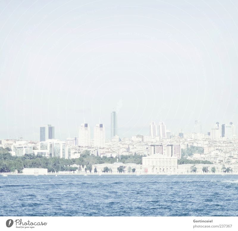 Skyline Istanbul Stadt Haus Hochhaus hell blau Türkei Bosporus Blauer Himmel Meerstraße Farbfoto Gedeckte Farben Außenaufnahme Textfreiraum oben Tag Licht