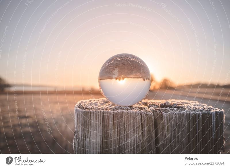 Glaskugel auf einem Holzpfosten im Sonnenaufgang schön Meditation Ferien & Urlaub & Reisen Winter Schnee Weihnachten & Advent Umwelt Natur Landschaft Himmel