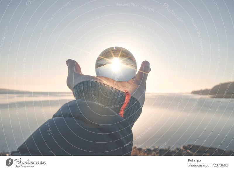 Hand hält eine Kristallkugel in der Wintersonnenaufgang. schön Wellness Leben Meditation Sonne Natur Landschaft Horizont Herbst Wetter Küste See Fluss Kugel