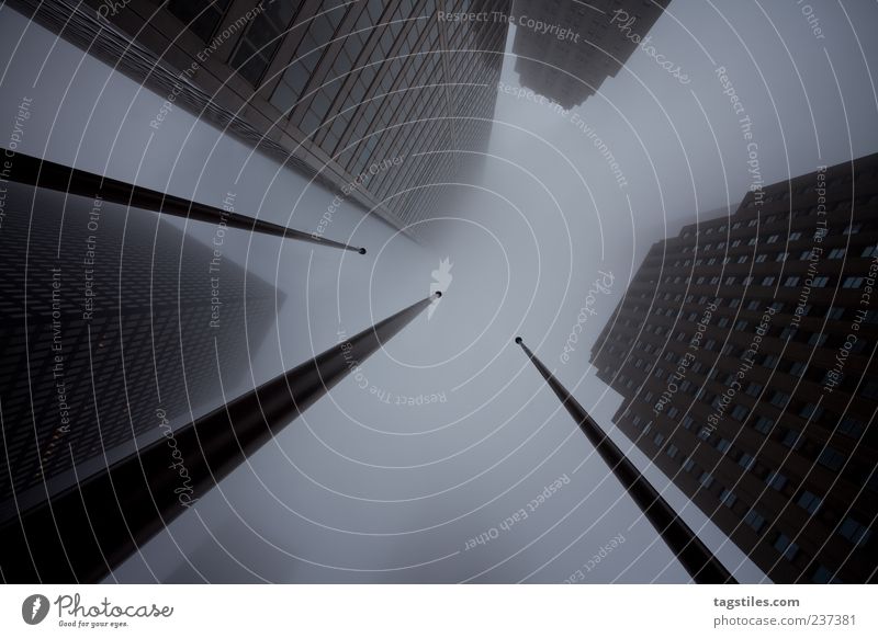 RISIN' HIGH hoch Hochhaus Straße Straßenschlucht Toronto Fahnenmast Wolken Nebel Dunst Wolkenformation Wolkenwand Wolkenband Wolkendecke Stadt