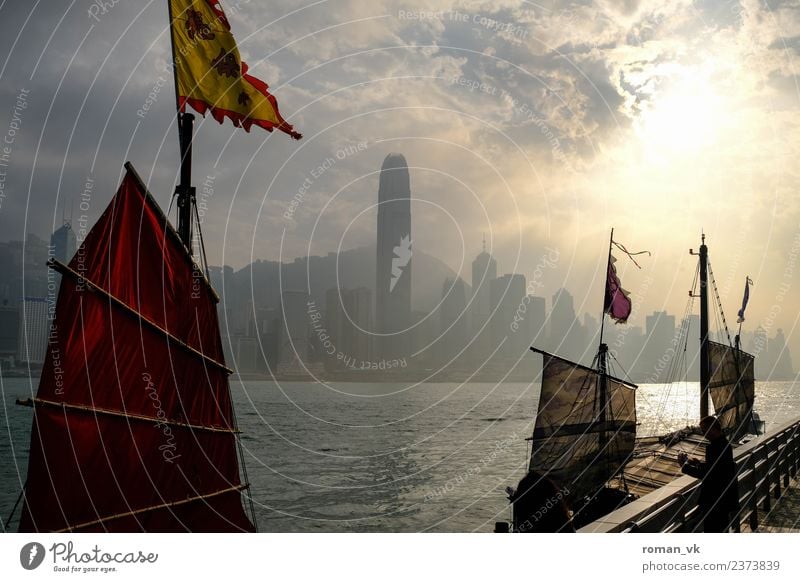 Nachmittags in Hongkong Umwelt Wasser Schönes Wetter Flussufer innovativ Wasserfahrzeug Hafen Skyline Hochhaus Bucht Fahnenmast Djunke Dunst Wolken Küste schön