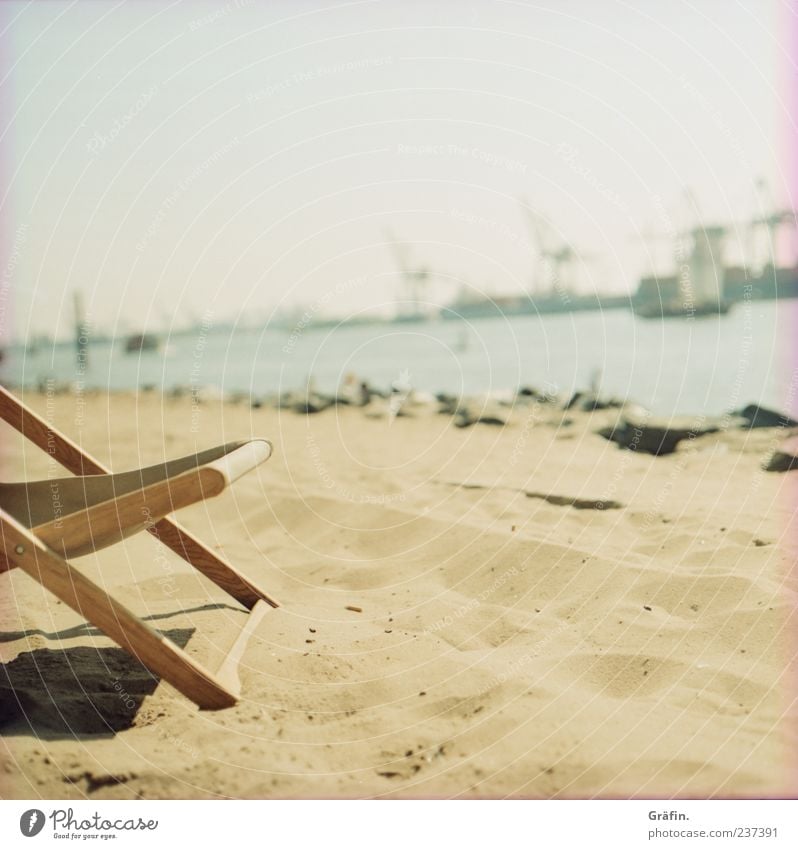 A day at the beach Erholung Sommer Sonnenbad Strand Stuhl Industrie Sand Wärme Hafen genießen gelb ruhig Einsamkeit Trägheit bequem Elbe Liegestuhl Farbfoto