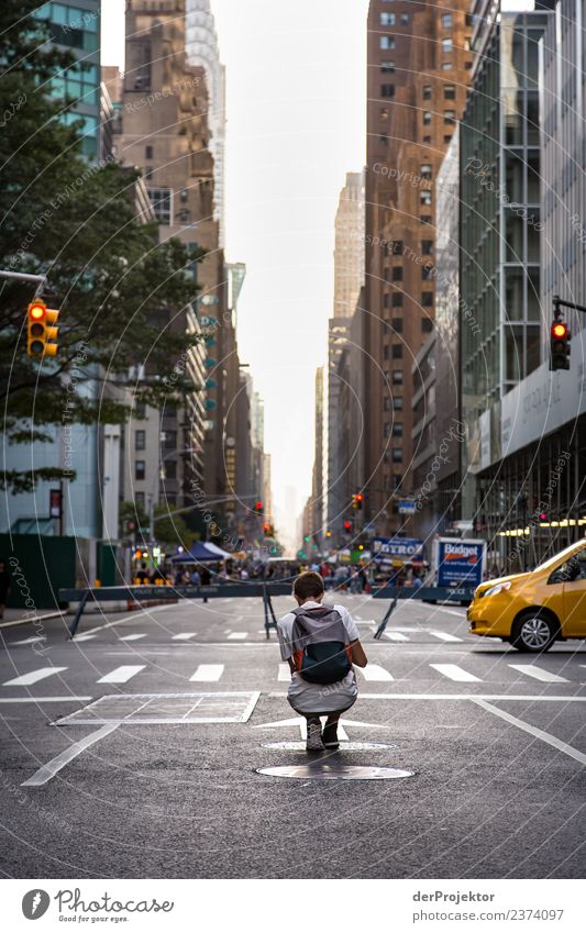 Leere Straße mit Fotograf Ferien & Urlaub & Reisen Tourismus Ausflug Abenteuer Ferne Freiheit Sightseeing Städtereise Haus Hochhaus Sehenswürdigkeit Wahrzeichen