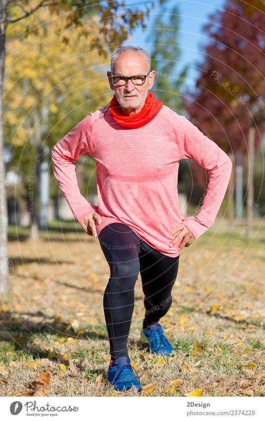 Senior Man beim Training im Park Diät Lifestyle Körper Gesundheit sportlich Fitness Freizeit & Hobby Sommer Sport Leichtathletik Sportler Joggen Mensch maskulin