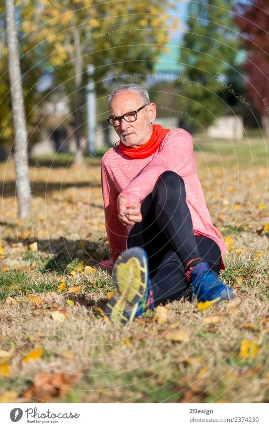 Senior Man beim Training im Park Diät Lifestyle Körper sportlich Fitness Freizeit & Hobby Sommer Sport Leichtathletik Sportler Joggen Mensch maskulin Mann