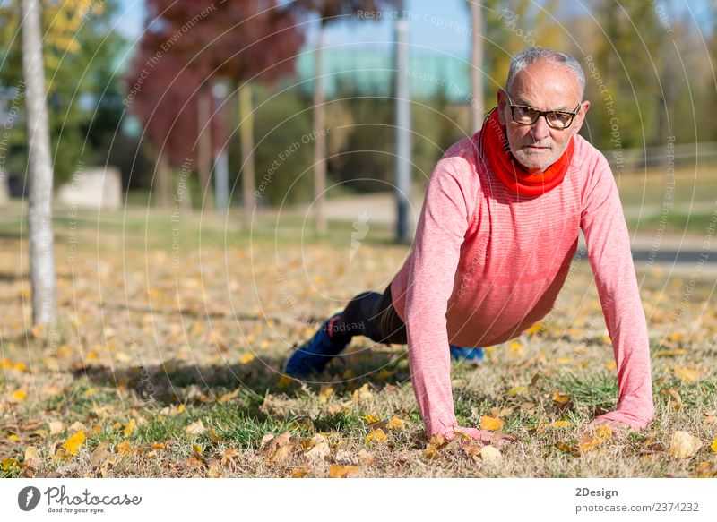 Senior Man beim Training im Park Diät Lifestyle Körper sportlich Fitness Freizeit & Hobby Sommer Sport Leichtathletik Sportler Joggen Mensch maskulin Mann