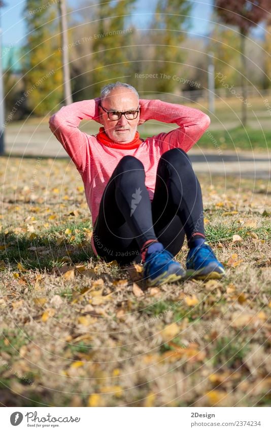 Senior Man beim Training im Park Diät Lifestyle Körper Gesundheit Gesundheitswesen sportlich Fitness Freizeit & Hobby Sommer Sport Leichtathletik Sportler