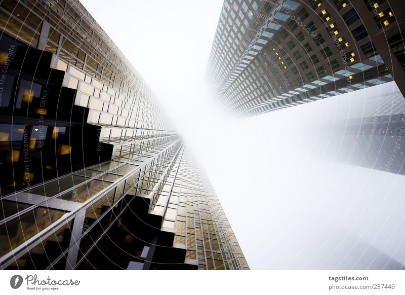 KAMPF DER GIGANTEN hoch Hochhaus Koloss gigantisch Fluchtpunkt Nebel Dunst Stadt Wolken Grafik u. Illustration graphisch Angst Zukunftsangst Platzangst