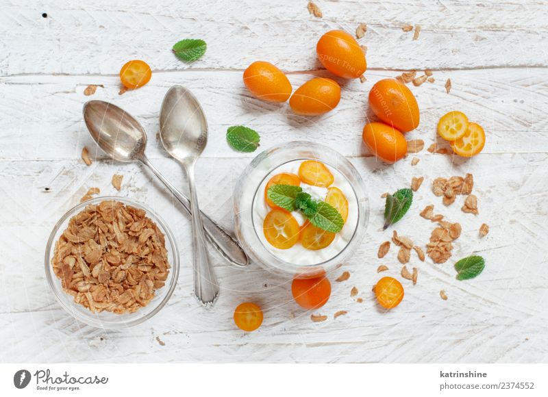 Chiapudding-Parfait, geschichtet mit Kumquat und Müsli Joghurt Frucht Dessert Essen Frühstück Diät Schalen & Schüsseln Löffel hell grün weiß Farbe Pudding Samen