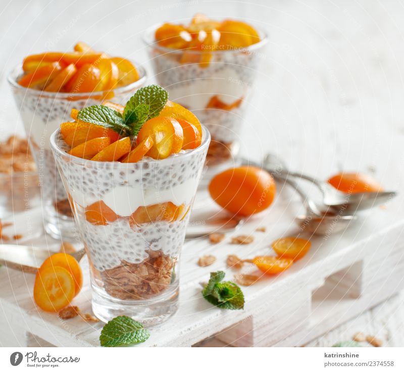 Chiapudding-Parfait, geschichtet mit Kumquat und Müsli Joghurt Frucht Dessert Essen Frühstück Diät Schalen & Schüsseln Löffel hell grün weiß Farbe Pudding Samen